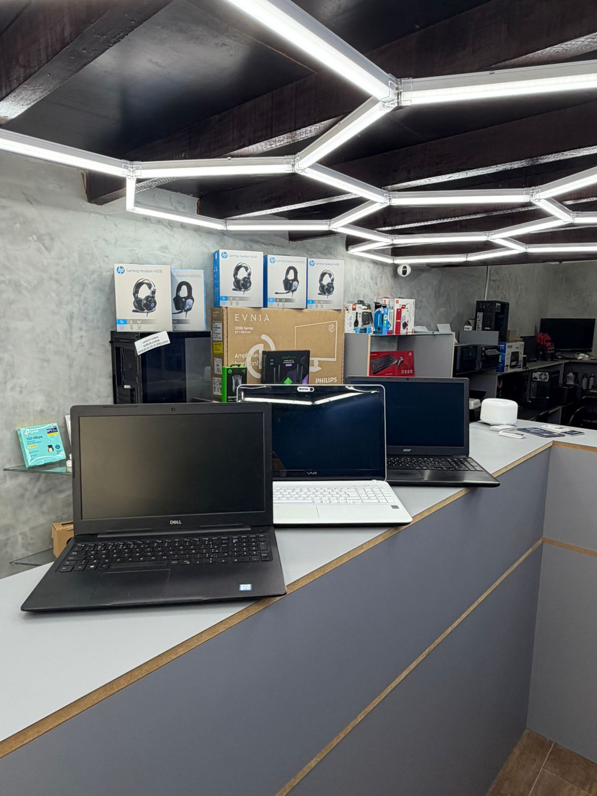 Três notebooks seminovos disponíveis no balcão da Sampaio TechLAB: Dell Inspiron, VAIO e Acer Aspire