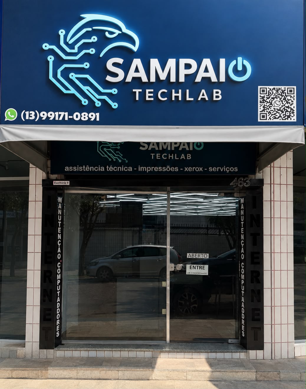 Fachada da loja Sampaio TechLAB no Boqueirão, Praia Grande, com letreiro iluminado e entrada de vidro